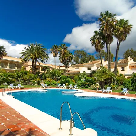 Venalmar First Line Townhouse, Garden, Sea Views Ferienhaus