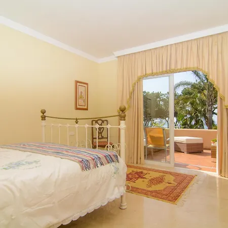 Venalmar First Line Townhouse, Garden, Sea Views Ferienhaus *